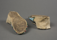 Crow%20artist%2C%20%3Cb%3E%3Ci%3E%20Moccasins%3C%2Fi%3E%3C%2Fb%3E%2C%20ca.%201930%2C%20leather%2C%20rawhide%2C%20and%20glass%20beads%2C%20The%20Elizabeth%20Cole%20Butler%20Collection%2C%20no%20known%20copyright%20restrictions%2C%2089.52.49d%2Ce